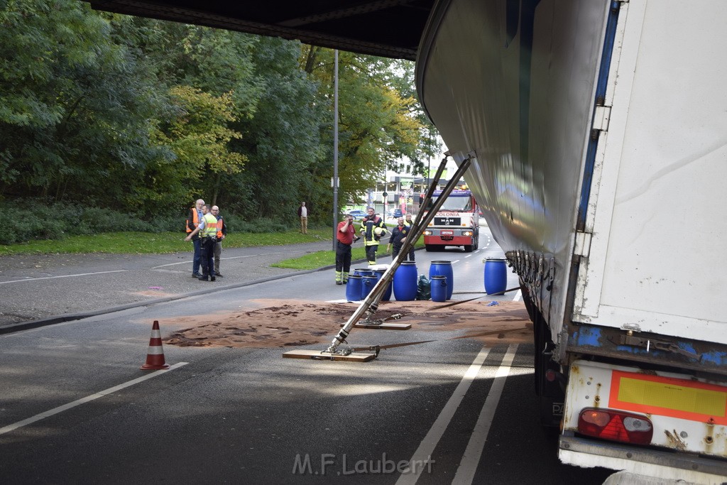 LKW blieb unter Bruecke haengen Koeln Ehrenfeld Innere Kanalstr Hornstr P082.JPG - Miklos Laubert